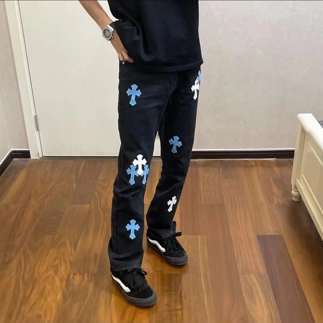 P186 ☞CHROME HEARTS✘Cro Heart Overseas Edition 24ss🔥New Heavy Industry Washed Embroidered American Retro Workwear Washed Jeans Loose fit with perfect details Washed denim fabric is wear-resistant and stain-resistant Three-dimensional cutting loose fit Imported machine printing will not crack and fall off after repeated washing Same style for men and women Couples Color: Denim blue Size: M-2XL Pants length Waist Hips M 96 76 106 L 97 80 110 XL 98 84 114 2XL 100 88 118